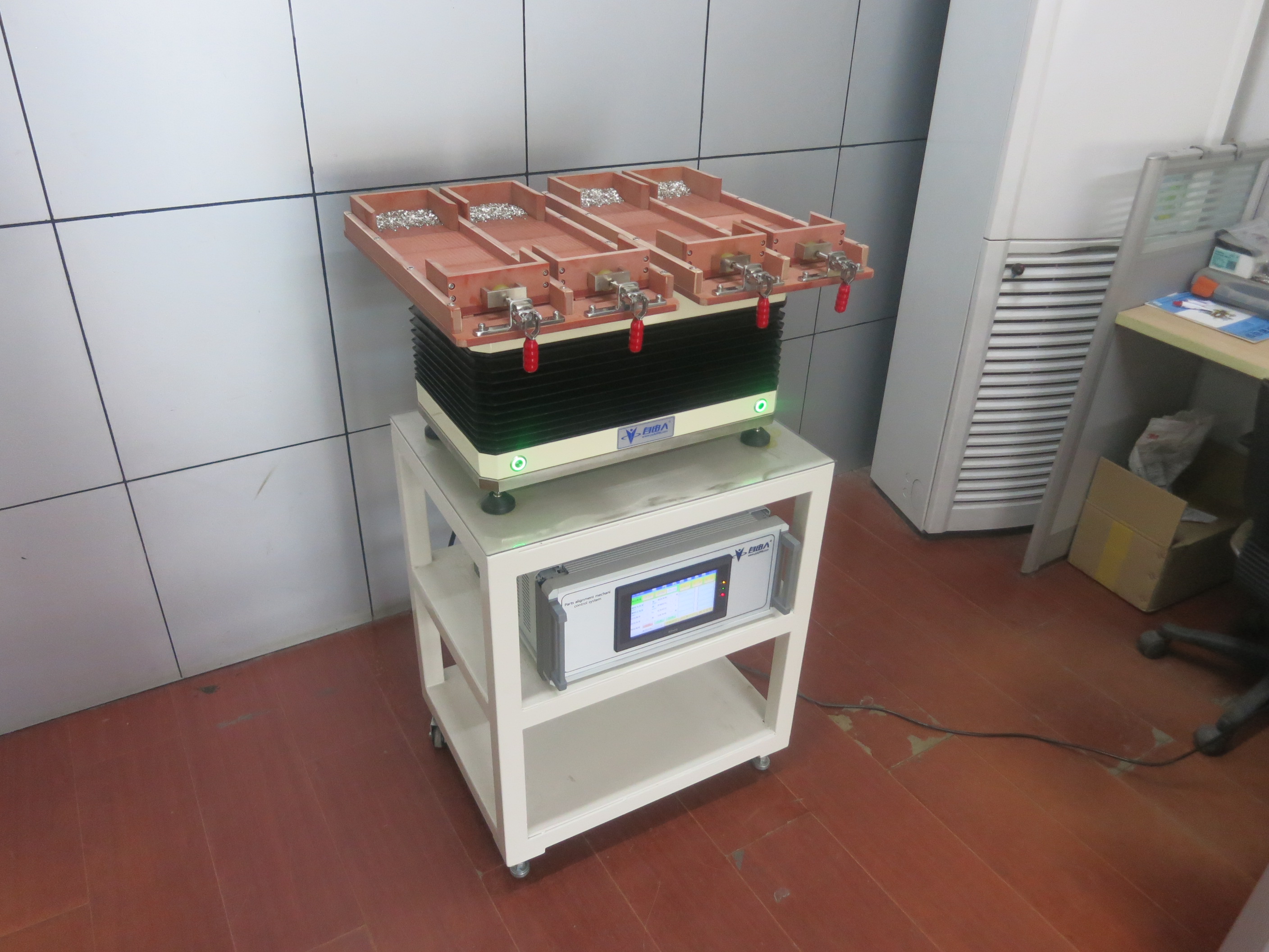 平一自由人 吹塑盤(pán)包裝整列機(jī) 快速擺盤(pán)包裝 小鐵片整列包裝機(jī)