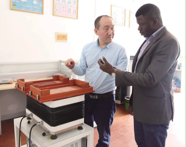 加納客戶來平一自動化購買零件整列機