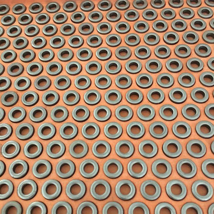 電感磁芯整列到工裝板中