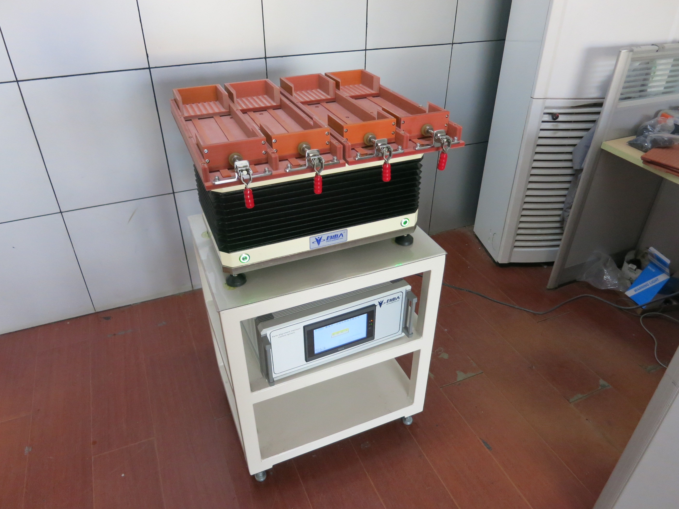 自由人品牌陳列機小零件排列小零件擺盤專用設(shè)備