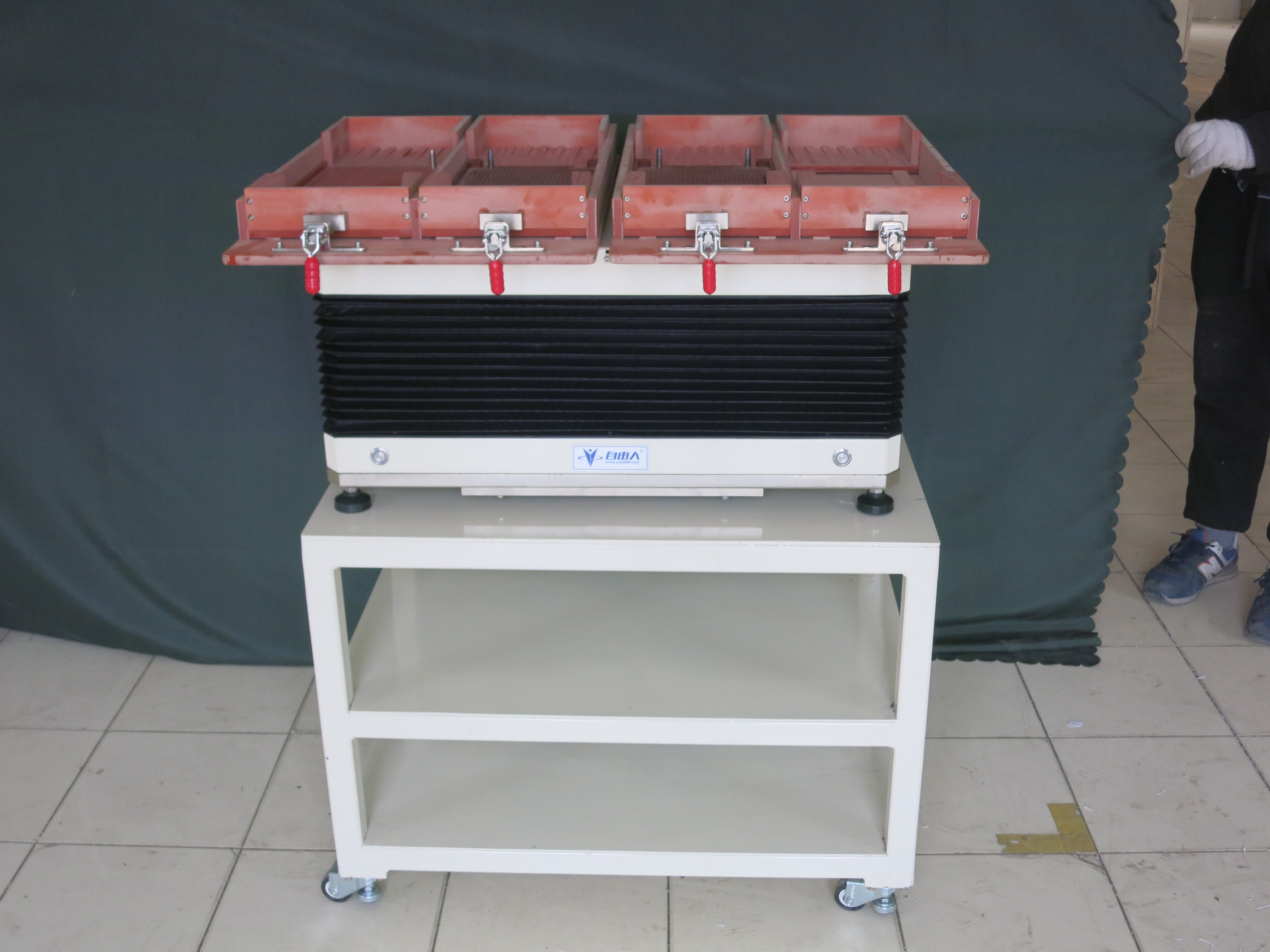 貼片陶瓷繞線電感自動(dòng)整列陣列機(jī)貼片高頻電感陳列機(jī)