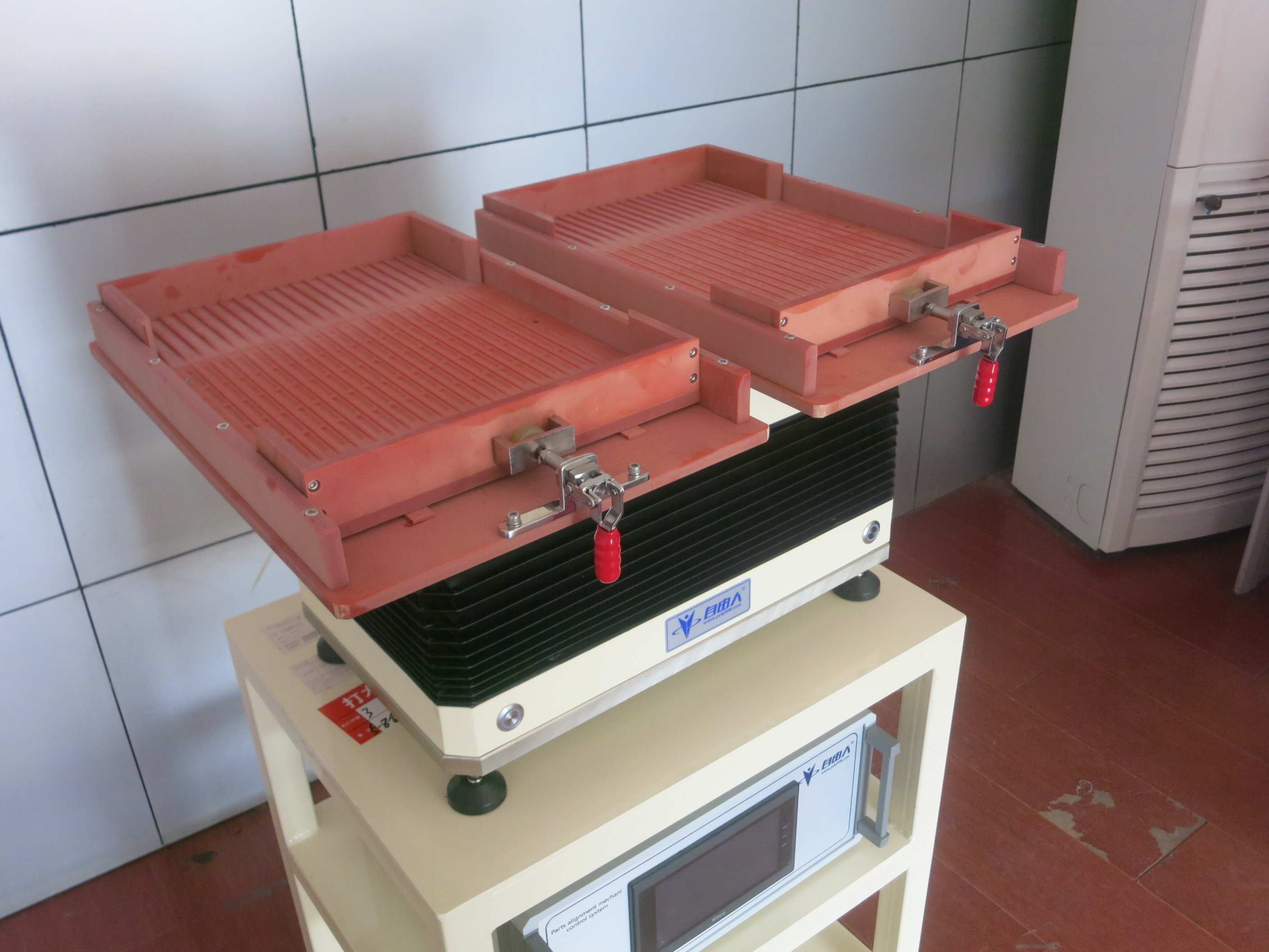 手機(jī)零件振動機(jī)