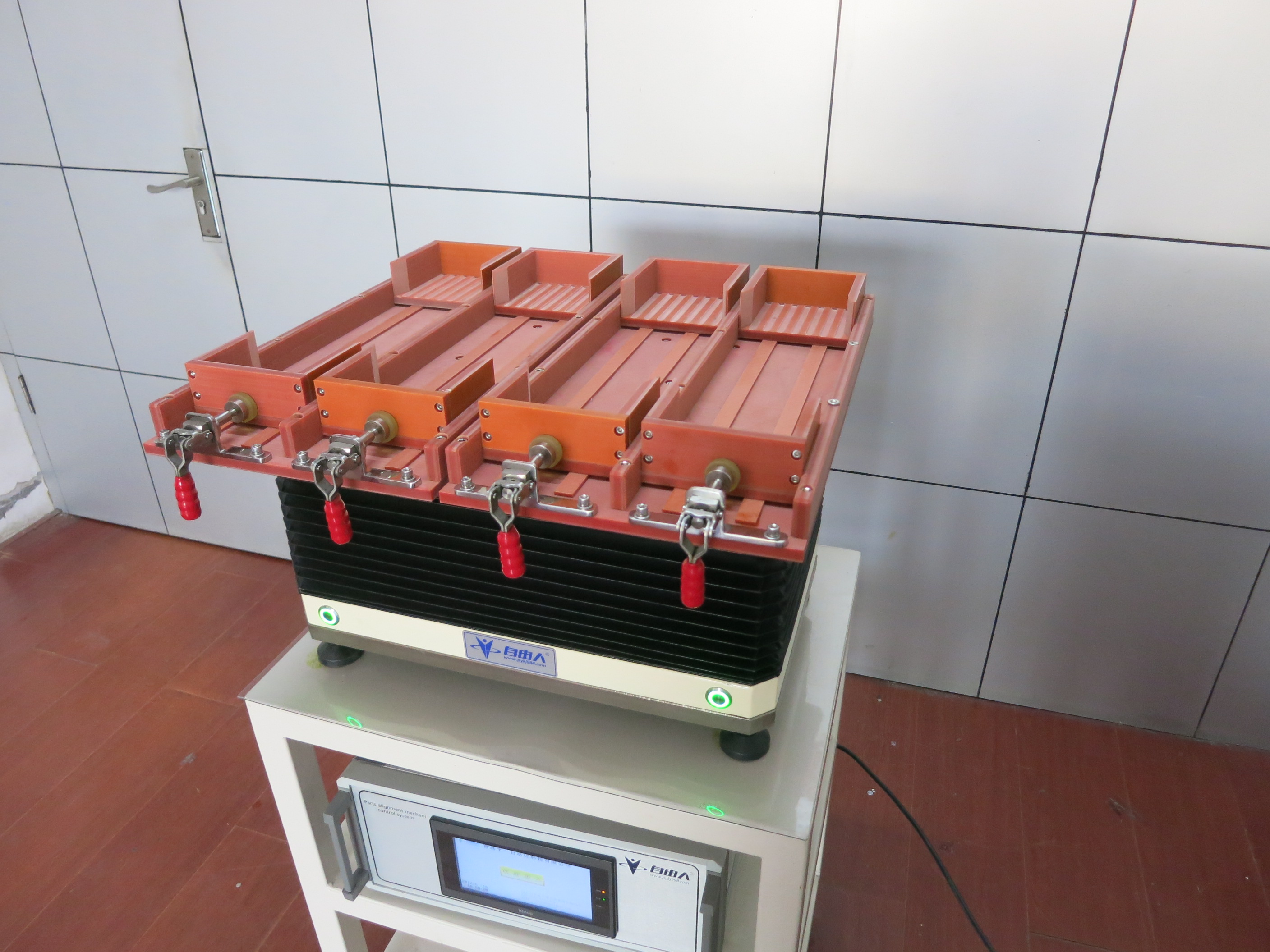 陶瓷基板小圓片快速振列碼垛自由人整列機(jī)陶瓷圓片自動(dòng)整列