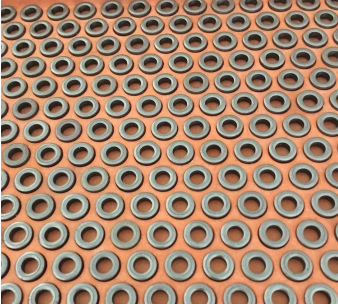 自由人整列機(jī)排列好的電感磁環(huán)