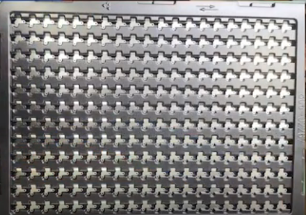 電子零件吹塑盤排列包裝原來這么簡單？用自由人排列機(jī)