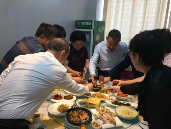 金會(huì)長(zhǎng)一行人在康泰酒店