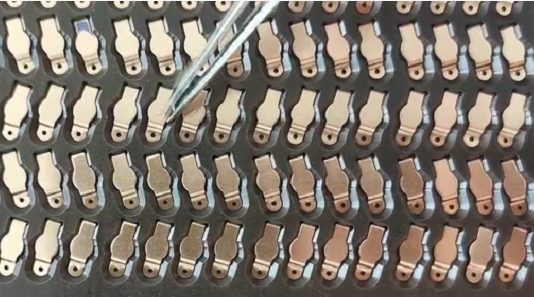 揭秘自由人銅片自動排料機如何將銅片快速按方向排列？