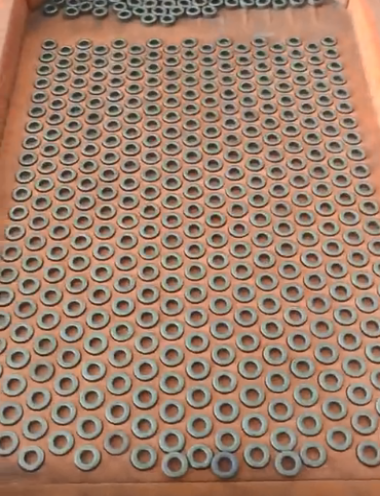 整列好的鞋扣零件