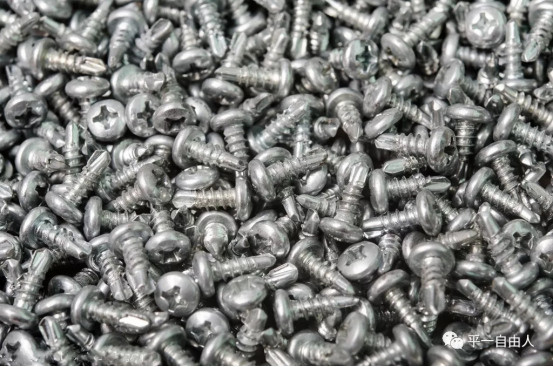 需要整列的小螺絲零件 image