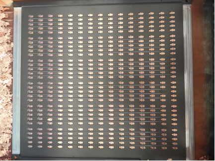 整列好的銅片零件