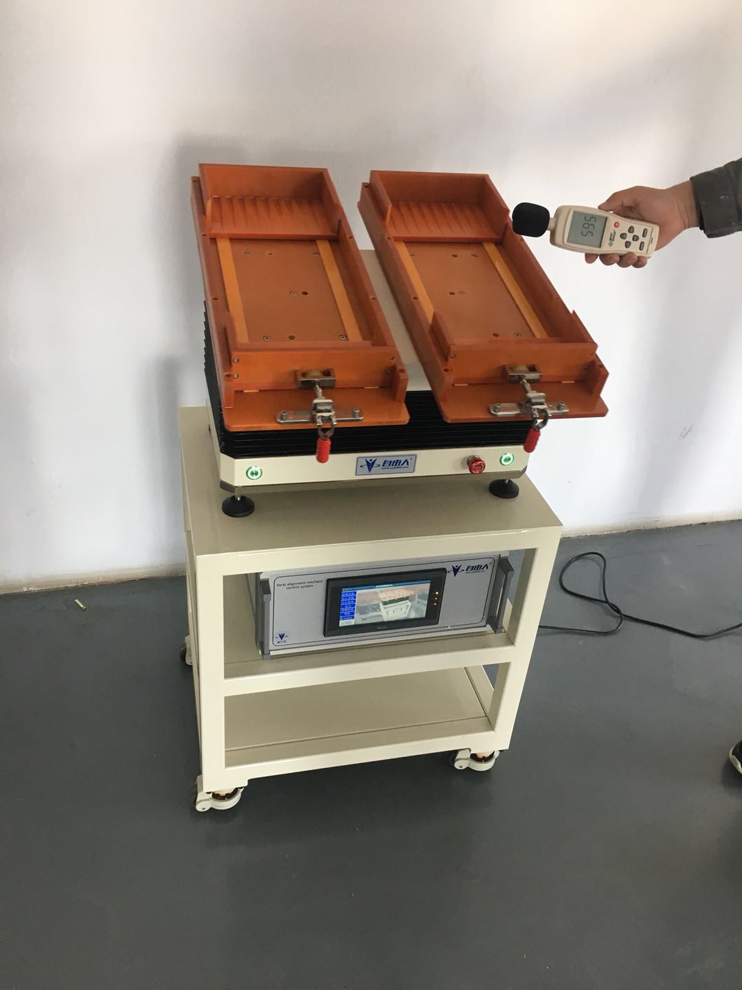 銅片零件排列難？自由人排列機(jī)教您輕送解決