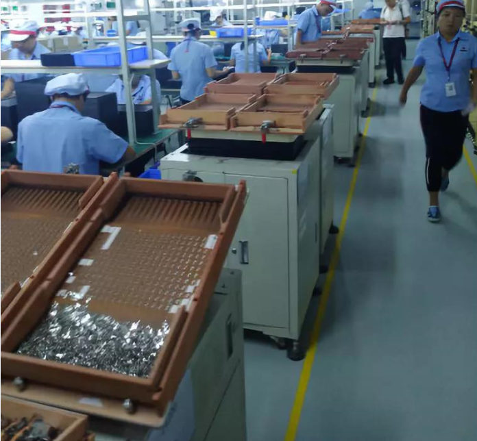 人工手機(jī)零件排列