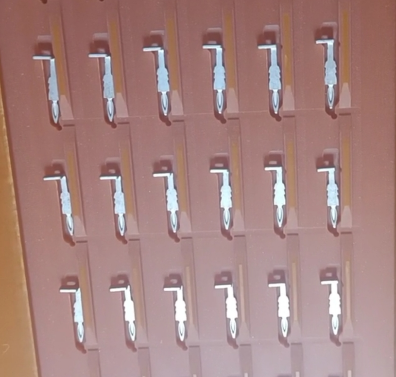 電子零件為什么要使用青島平一自動(dòng)上料機(jī)？