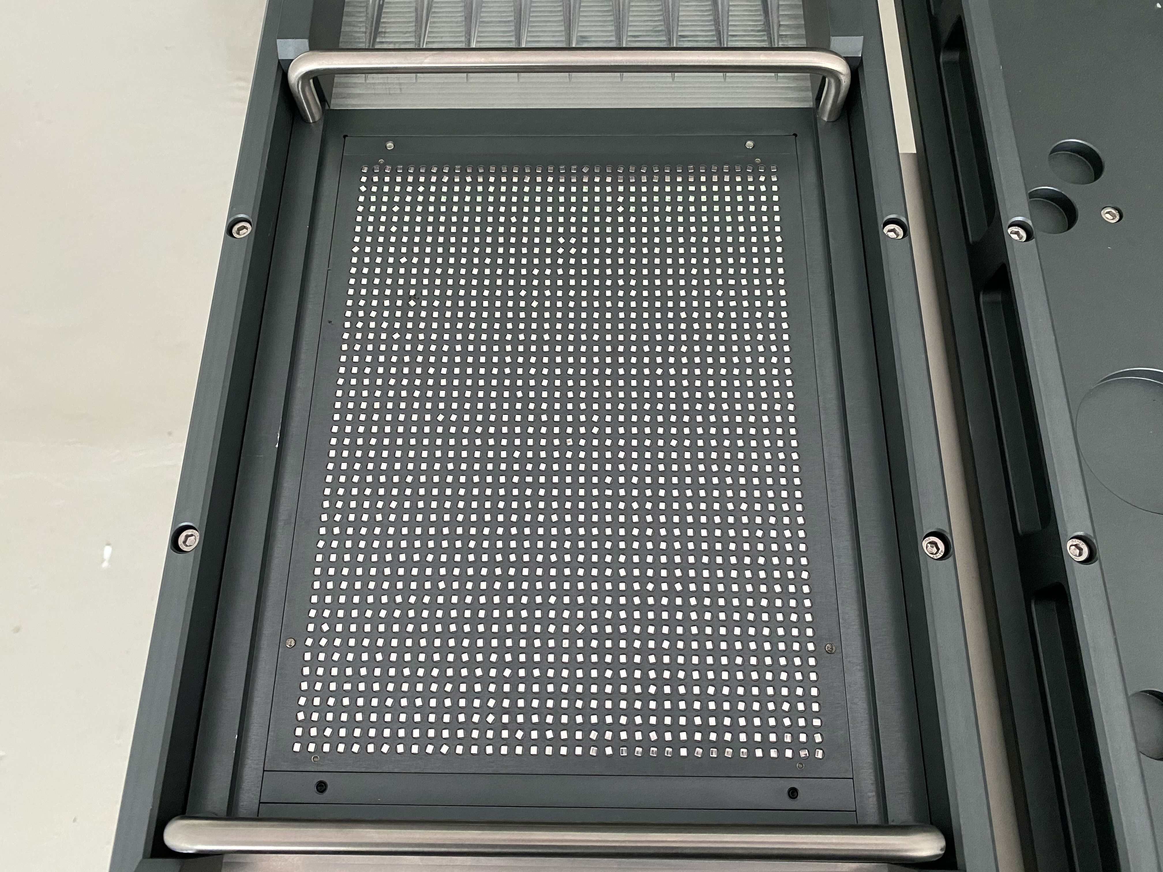 1臺(tái)高速擺盤機(jī)帶動(dòng)1條流水線